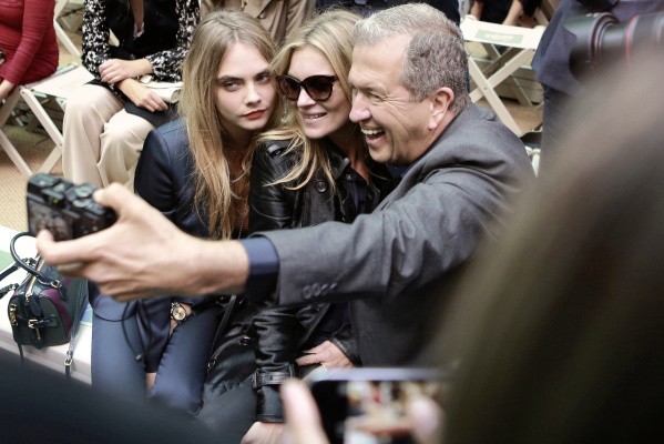 Cara Delevingne, Kate Moss and Mario Testino on the front row of the Burberry Prorsum Spring_Summer 2015 Sho_001