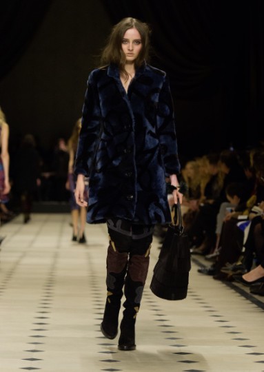 Burberry Womenswear Autumn_Winter 2015 Collection - Look 22