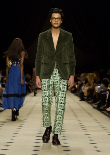 Burberry Womenswear Autumn_Winter 2015 Collection - Look 46