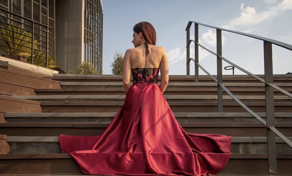 What you should know before shopping online for your prom dress