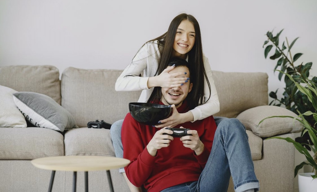 Voice chats and live communication in online gaming