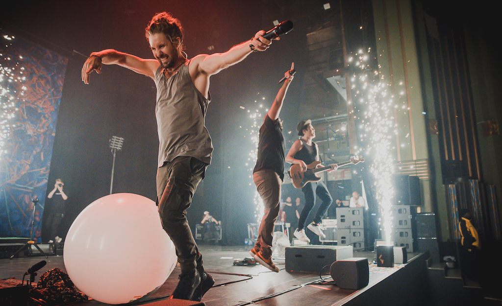 Jeremy Loops at the Hammersmith Apollo performing live