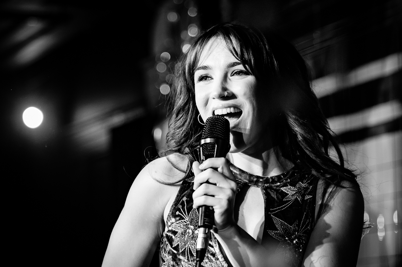 Rianne Downey at Neon 194 performing live