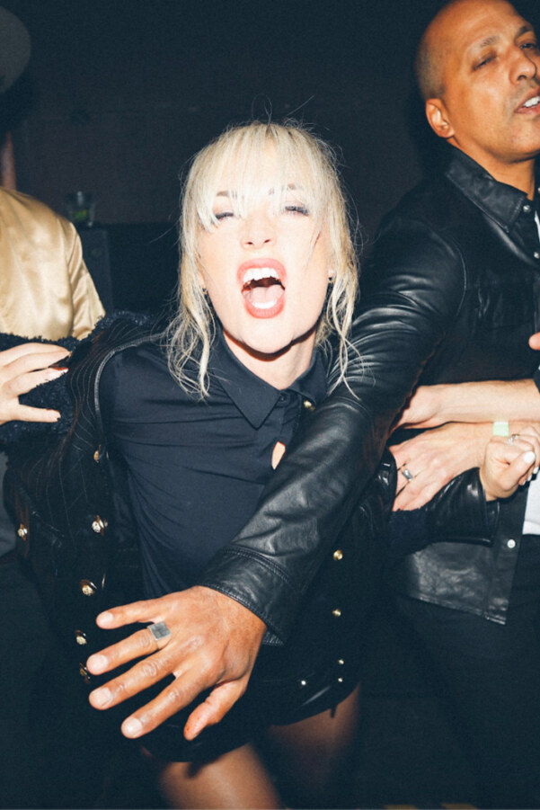 Metric – Romanticize the Dive