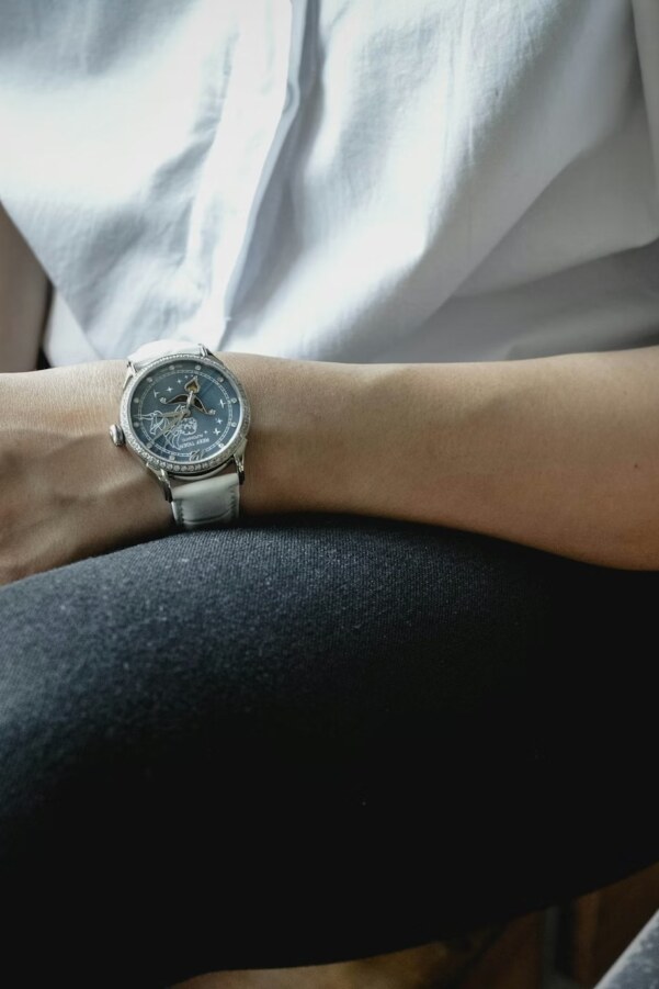 Three surprising things that happen when you wear a watch to work