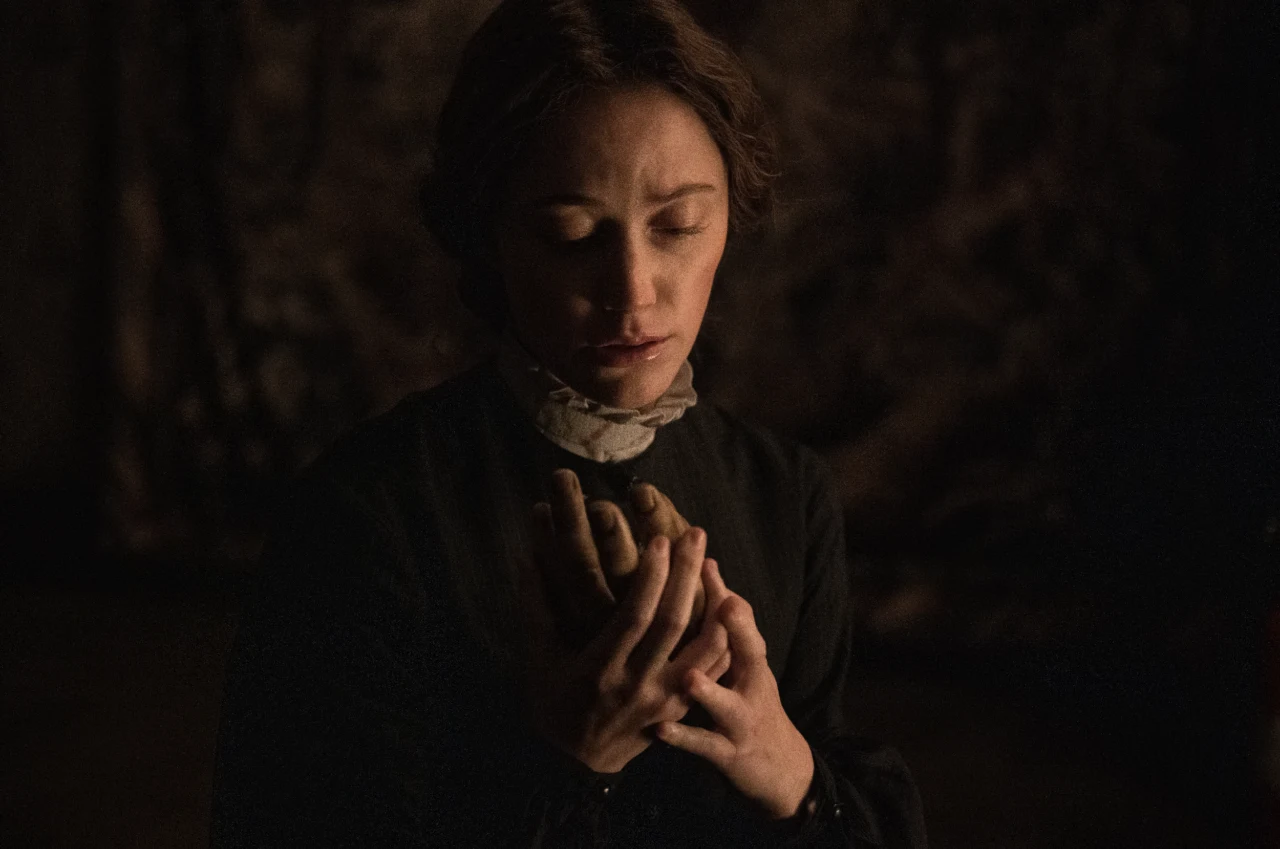 Maika Monroe descends into madness in first look at gothic horror Victorian Psycho